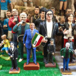 Napoli: tra le bancarelle spunta la statuetta di Rocco Commisso con il terzo scudetto viola